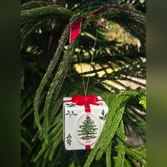 Spode Christmas Tree Ceramic Ornament - Red and Green - Picture 11 of 11